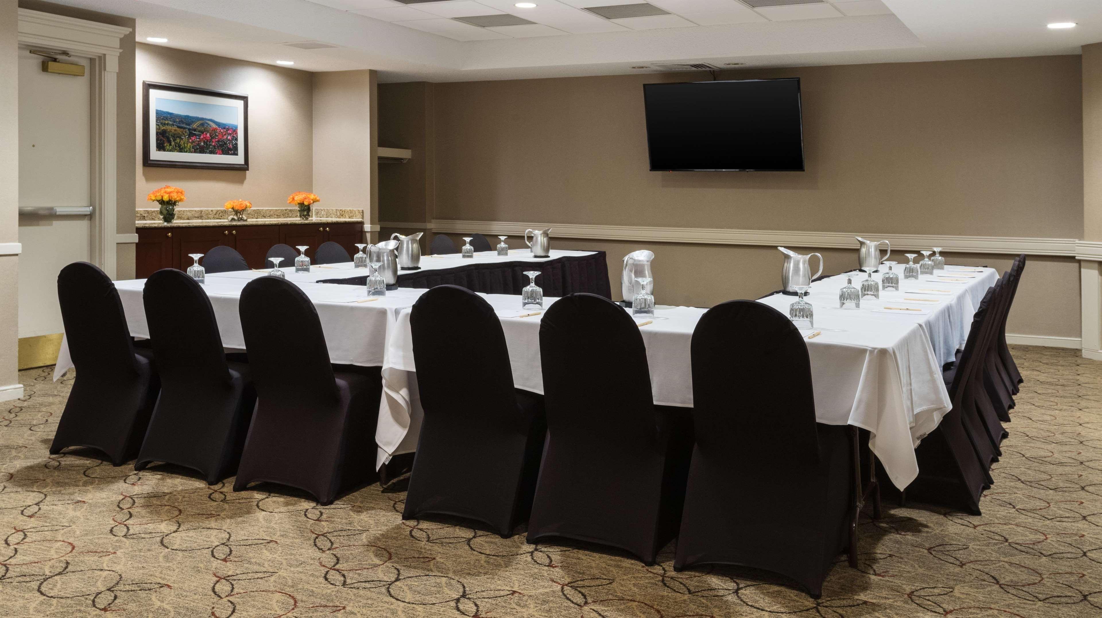 Doubletree Suites By Hilton Hotel Cincinnati - Blue Ash Шаронвілл Екстер'єр фото