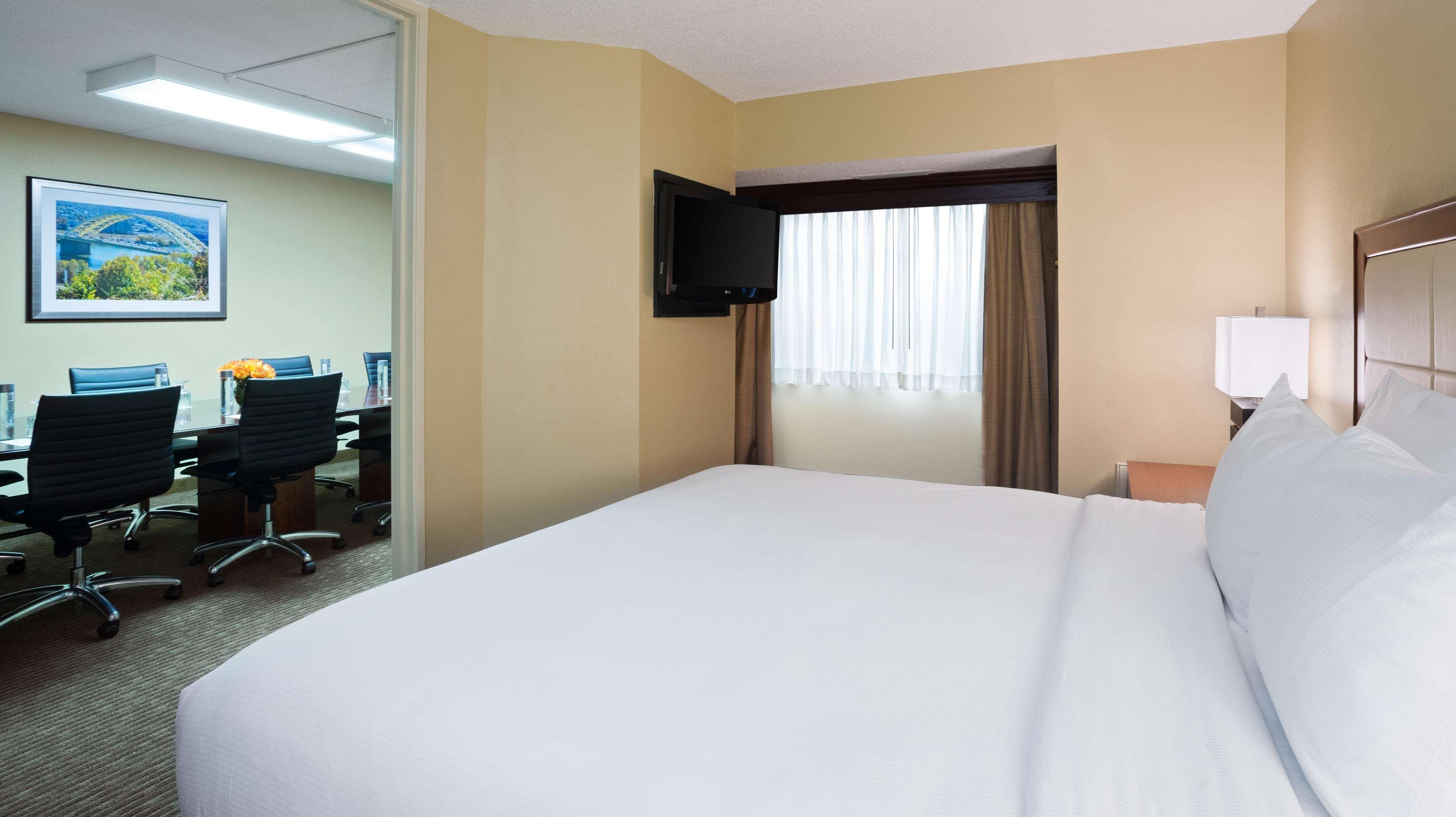 Doubletree Suites By Hilton Hotel Cincinnati - Blue Ash Шаронвілл Екстер'єр фото