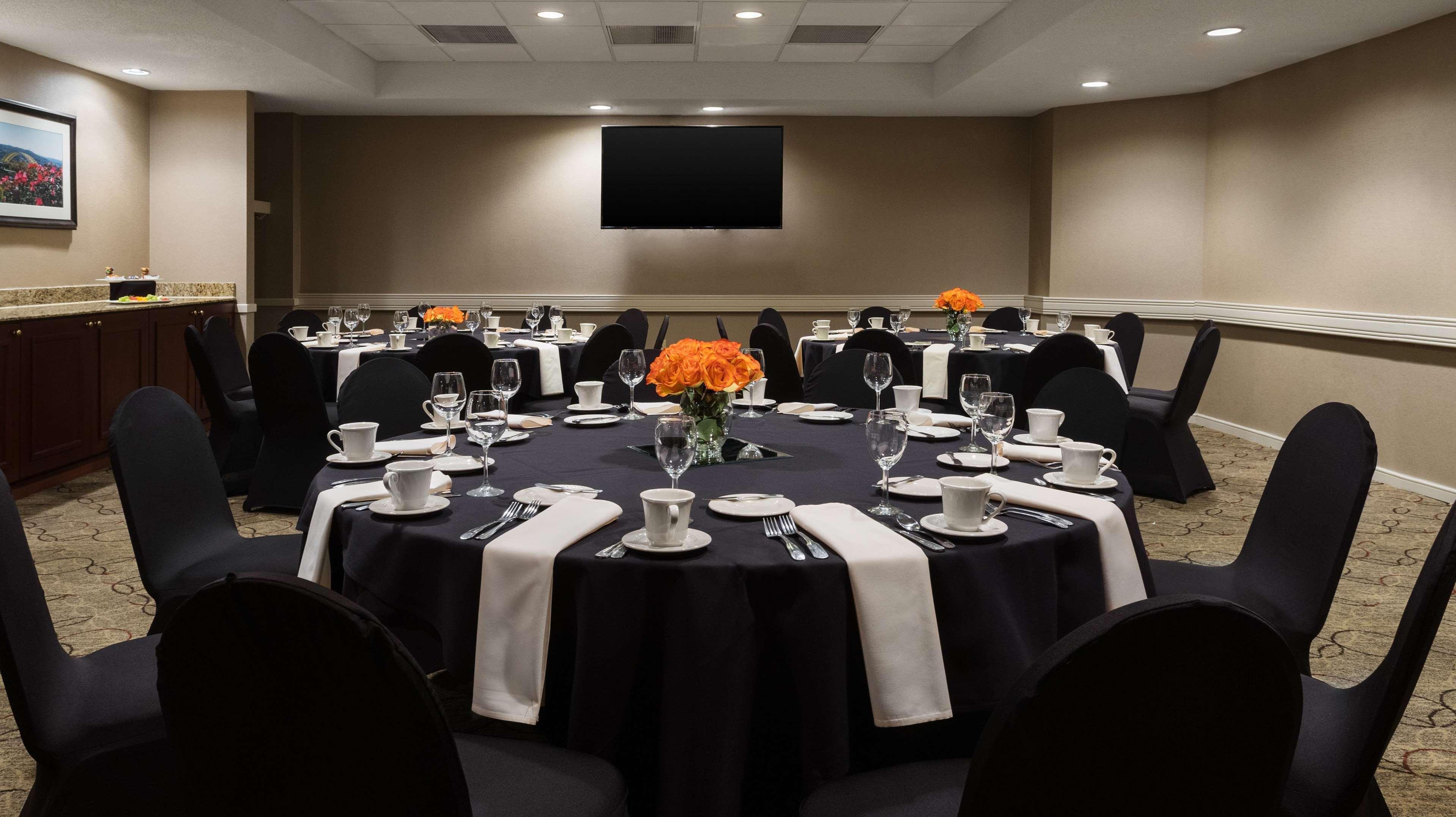 Doubletree Suites By Hilton Hotel Cincinnati - Blue Ash Шаронвілл Екстер'єр фото