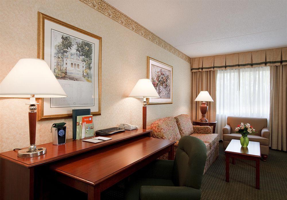 Doubletree Suites By Hilton Hotel Cincinnati - Blue Ash Шаронвілл Екстер'єр фото