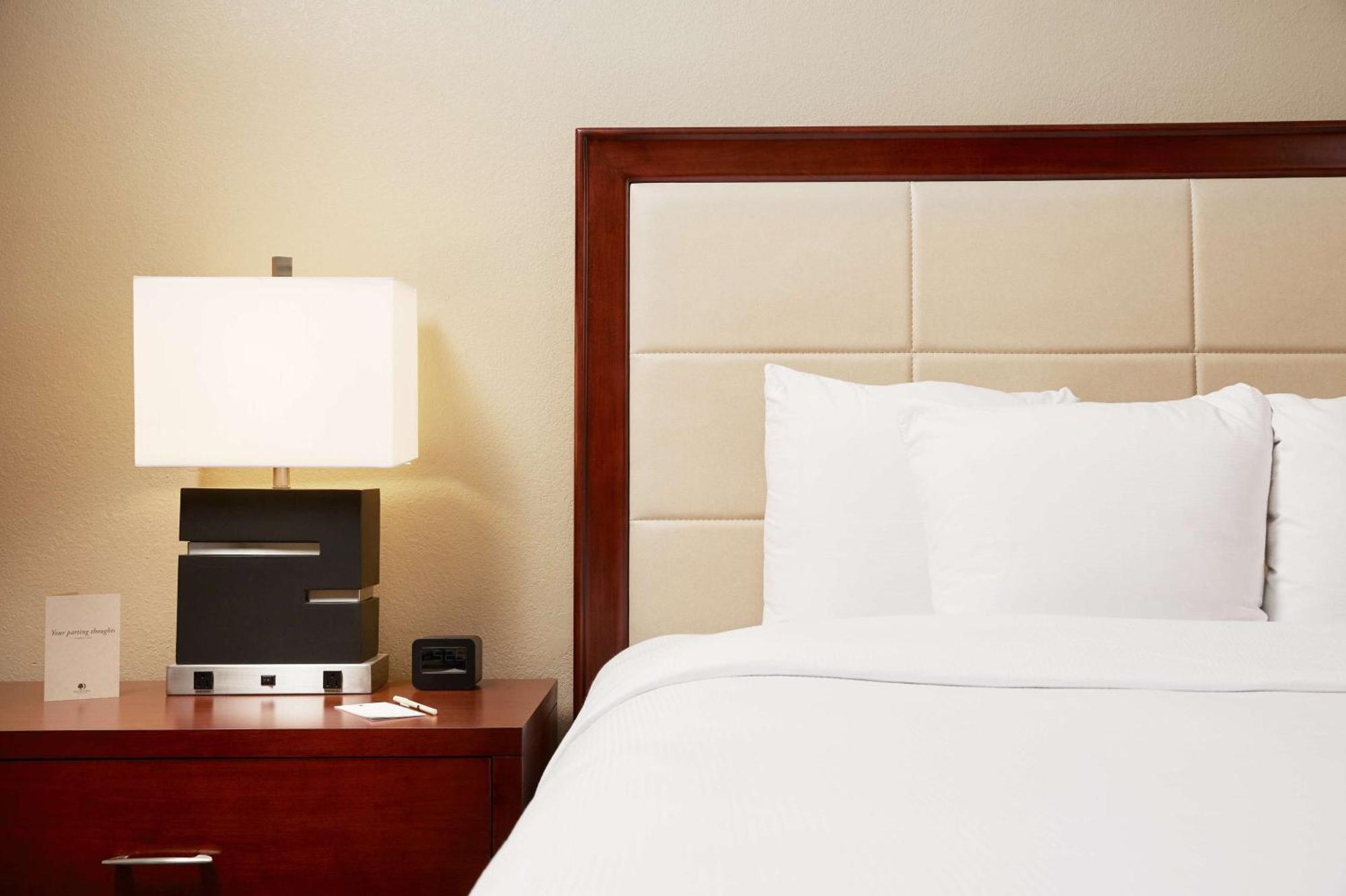 Doubletree Suites By Hilton Hotel Cincinnati - Blue Ash Шаронвілл Екстер'єр фото