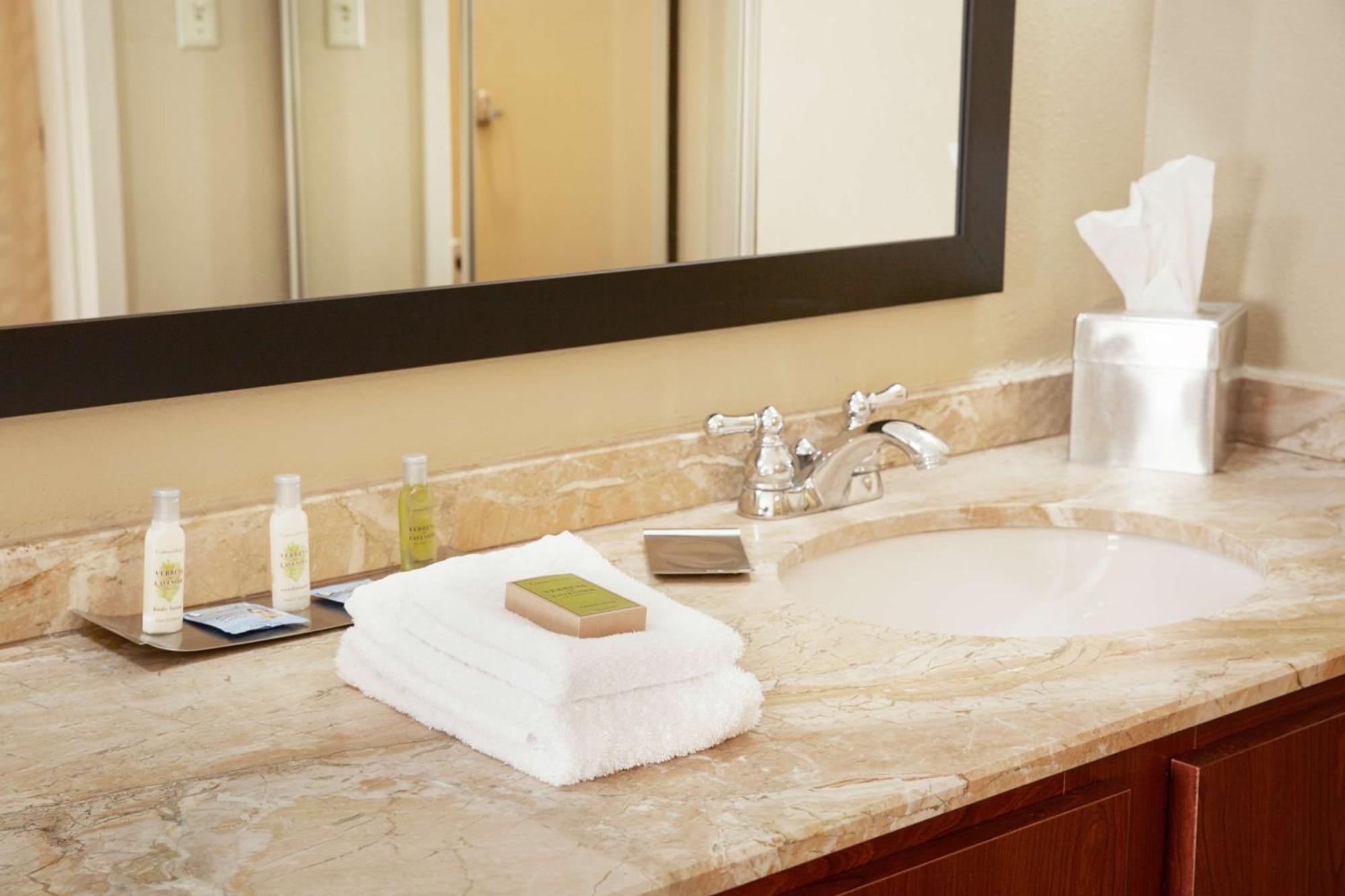 Doubletree Suites By Hilton Hotel Cincinnati - Blue Ash Шаронвілл Екстер'єр фото