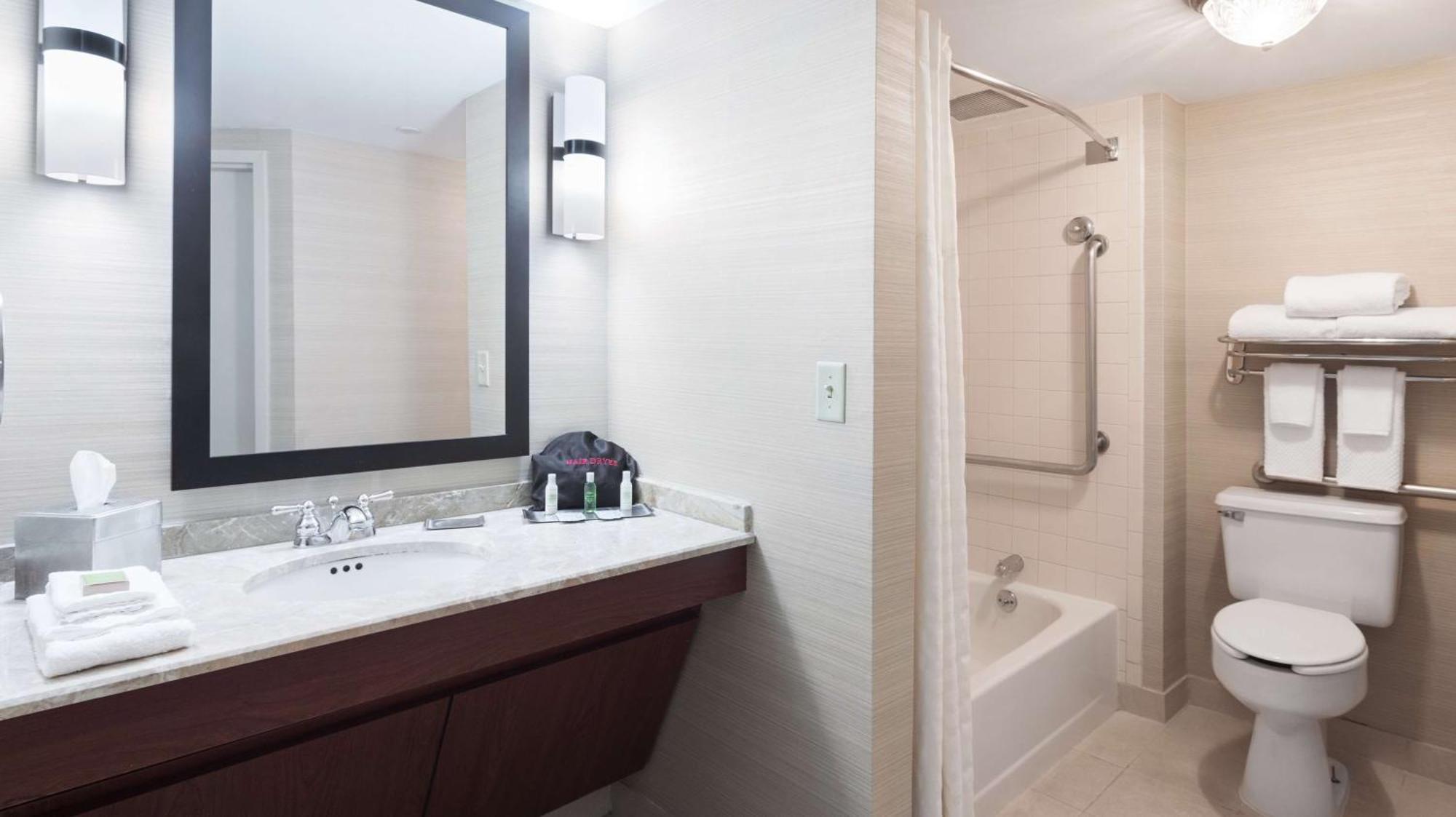 Doubletree Suites By Hilton Hotel Cincinnati - Blue Ash Шаронвілл Екстер'єр фото