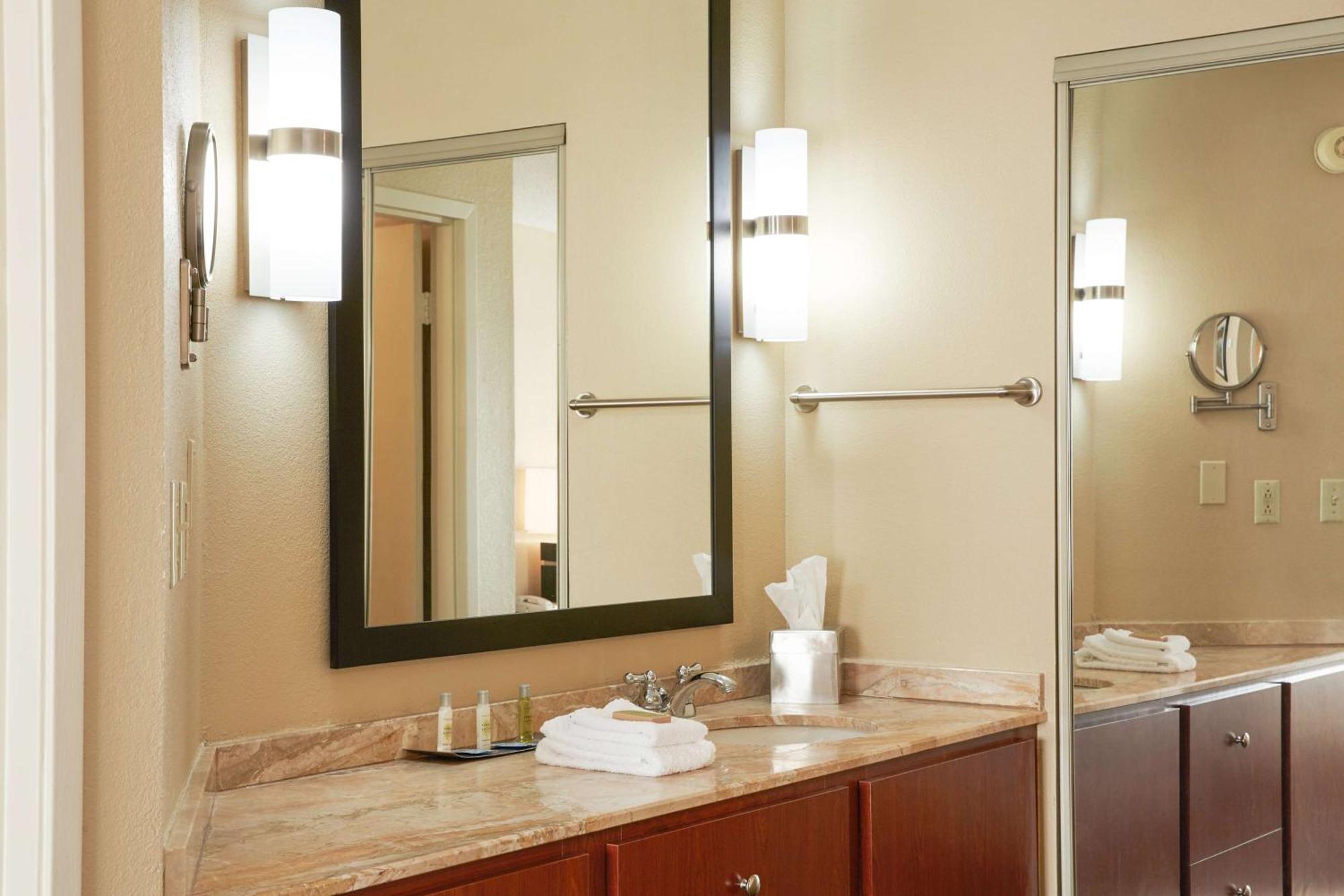 Doubletree Suites By Hilton Hotel Cincinnati - Blue Ash Шаронвілл Екстер'єр фото
