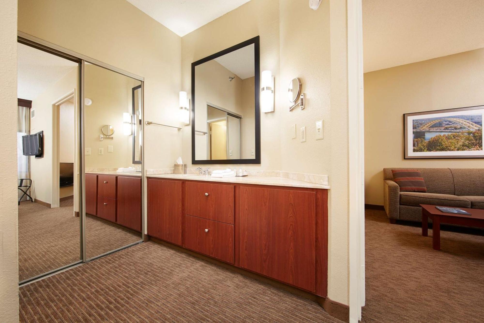 Doubletree Suites By Hilton Hotel Cincinnati - Blue Ash Шаронвілл Екстер'єр фото